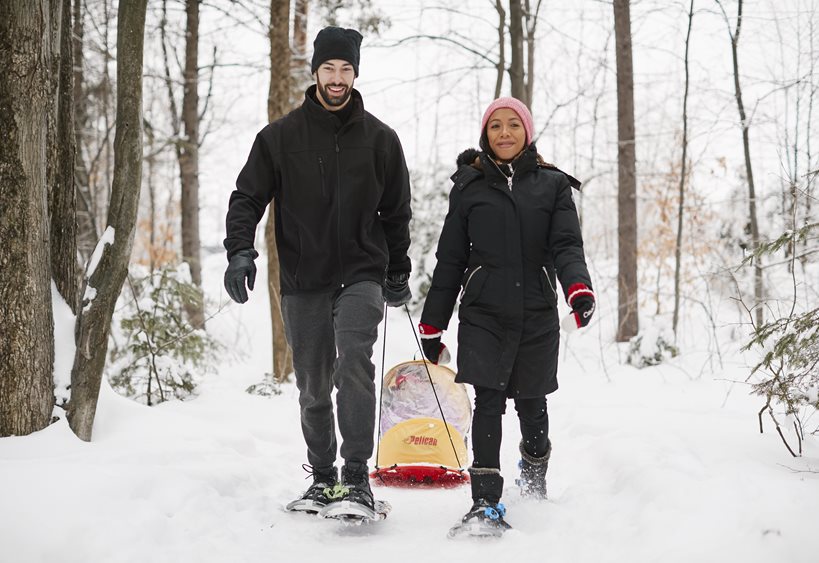 personnes faisant de la raquette à neige