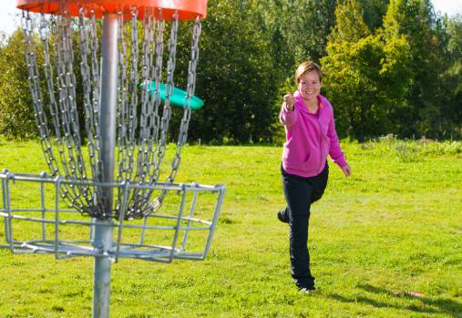 femme lançant un discgolf sur une cible