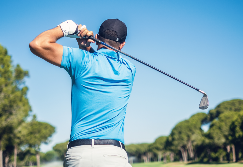 dos d'une personne en train de jouer au golf