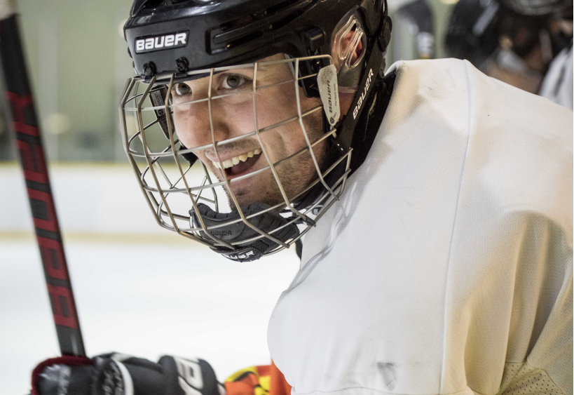 joueur de hockey souriant