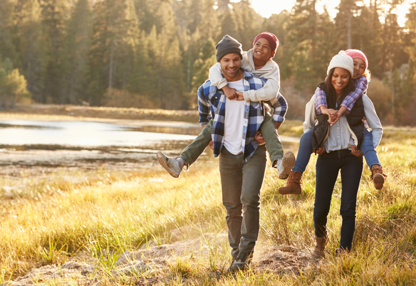 famille marchant dans un champ