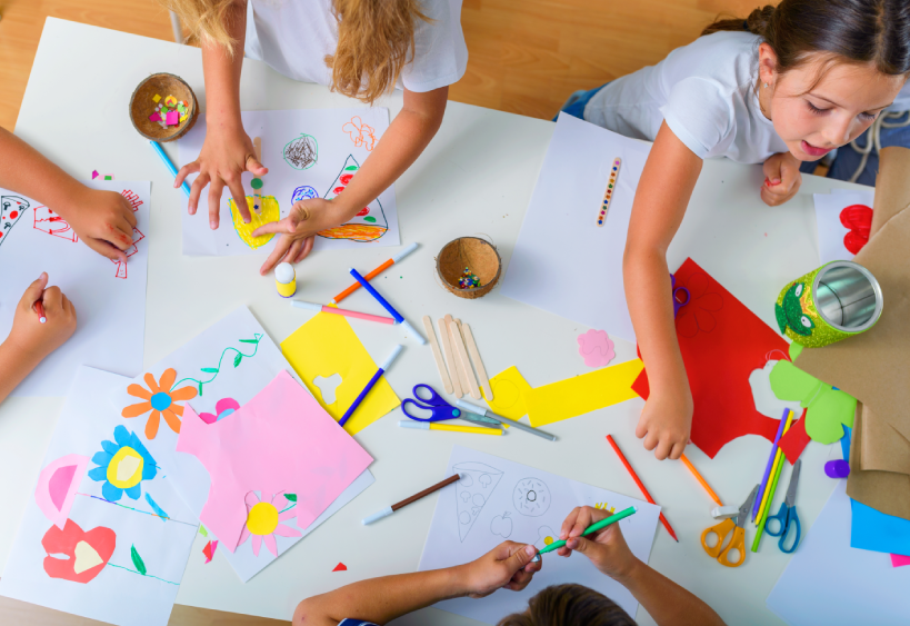 enfants qui font du bricolage