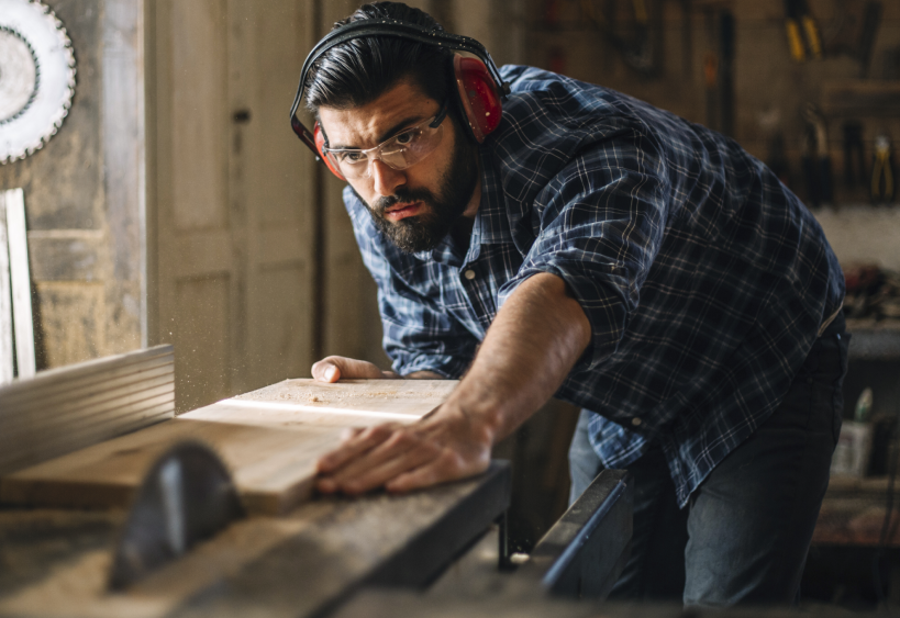 homme faisant du travail du bois