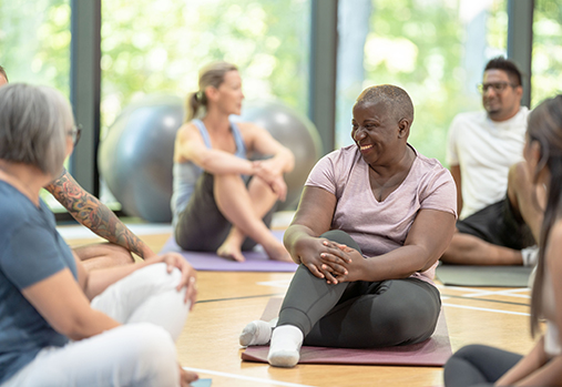 des personnes profitant d'un cours de yoga