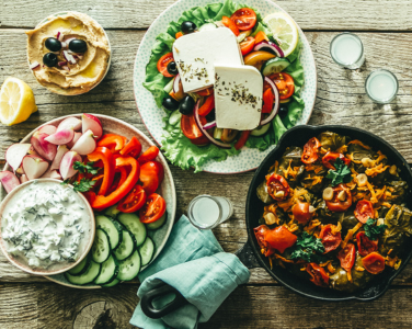 Une table avec des plats méditerranéens.