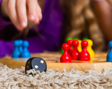 Gros plan sur un jeu de société avec des pièces colorées.