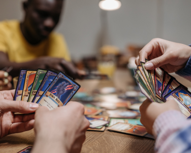 Personnes jouant aux cartes à une table