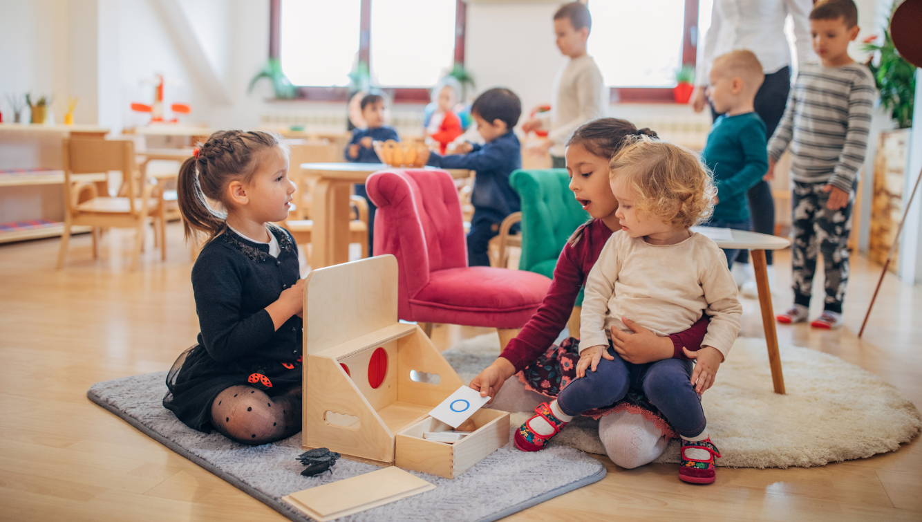 Enfants jouant avec des jouets dans une salle de classe lumineuse.