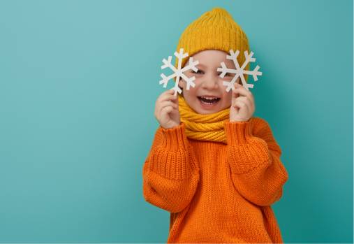 enfant avec des flocons de neige