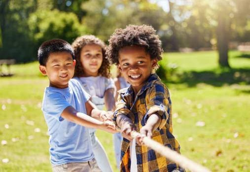 jeunes enfants qui joue dehors et tirent sur une corde