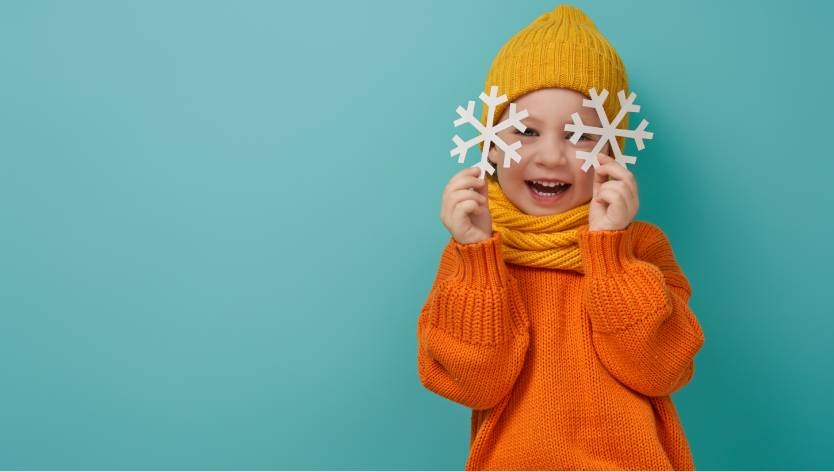 enfant avec des flocons de neige