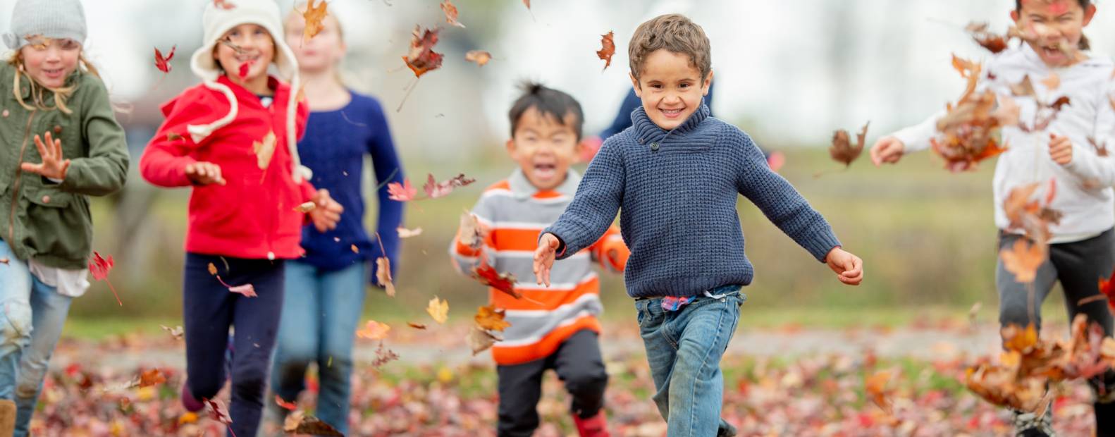 enfants courant dans les feuilles