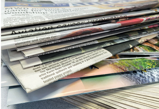 Une grande pile de numéros du journal Aurora.