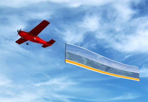 Un avion rouge dans le ciel, arborant une banderole du journal Aurora.