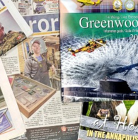 Une image montrant différents numéros du journal Aurora et du Wing Guide superposés les uns aux autres.