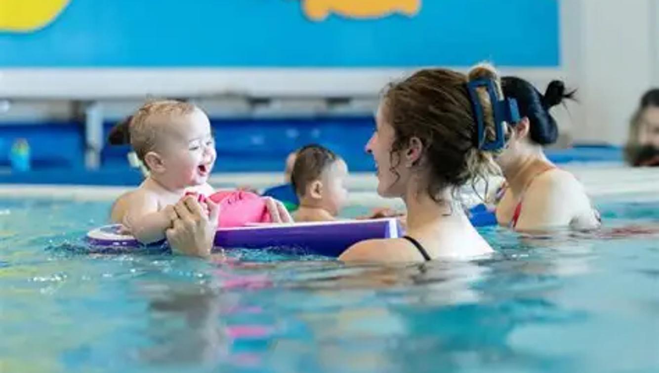 Natation parent et tout‑petit