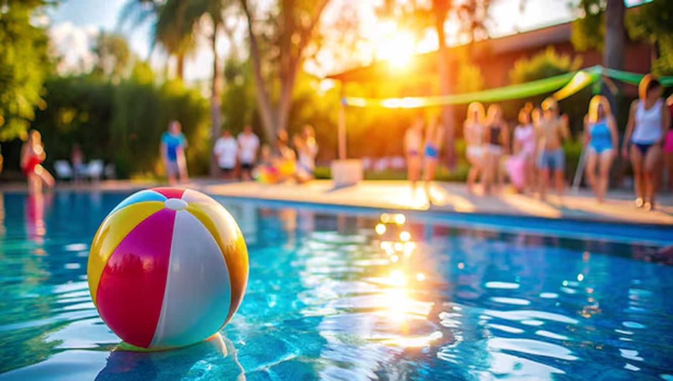 Personnes à une fête à la piscine