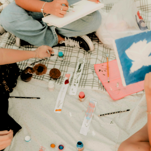 personnes qui bricolent ensemble