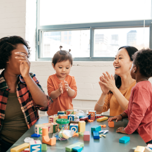 un groupe de parents et d'enfants jouant
