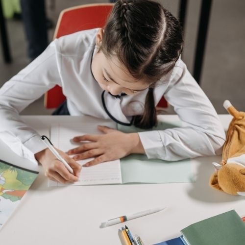 un enfant écrivant une lettre