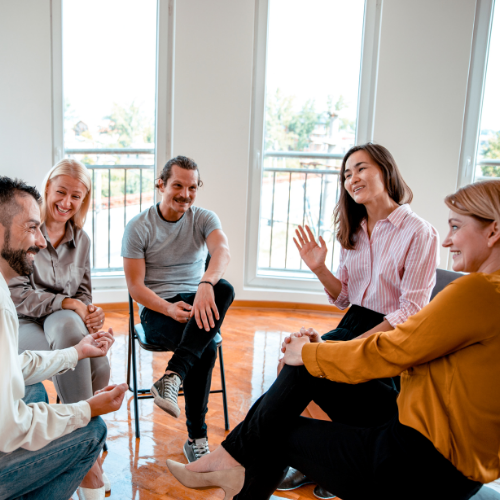 personnes qui parlent en cercle