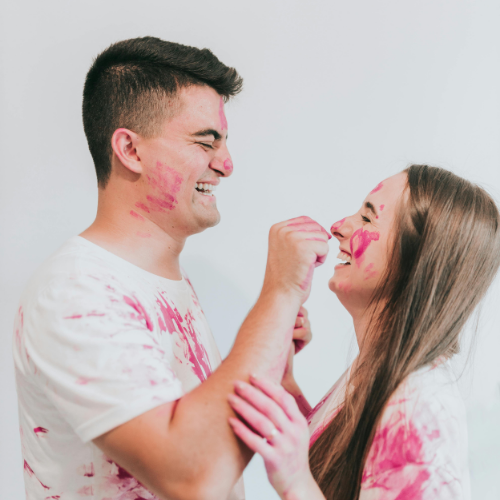 un couple peignant ensemble