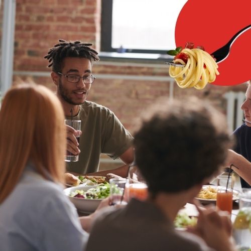 Des gens dégustent un dîner