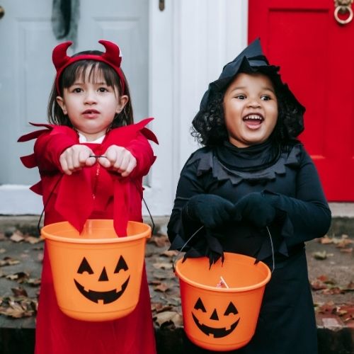 enfants faisant la quête d'Halloween
