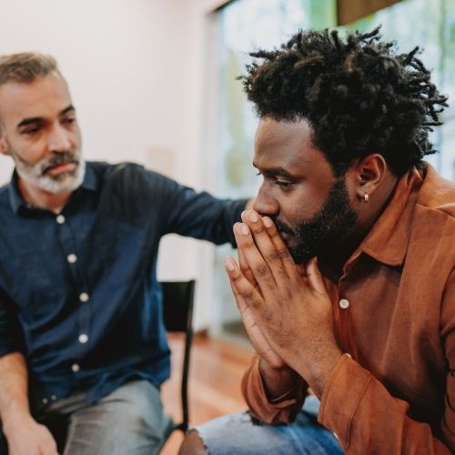 Personne qui écoute quelqu'un d'autre