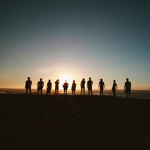 Des personnes partageant une expérience