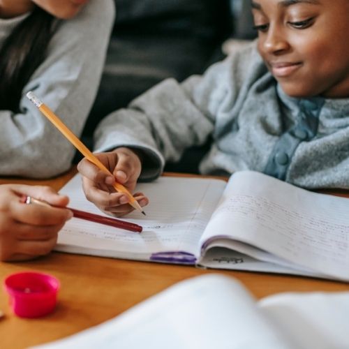 un étudiant qui étudie avec de l'aide