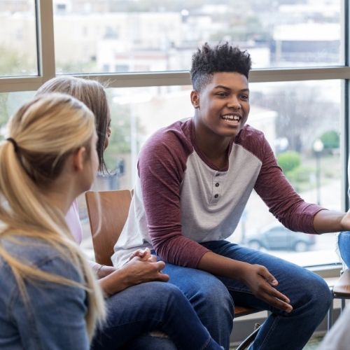 des jeunes dans un cercle de discussion