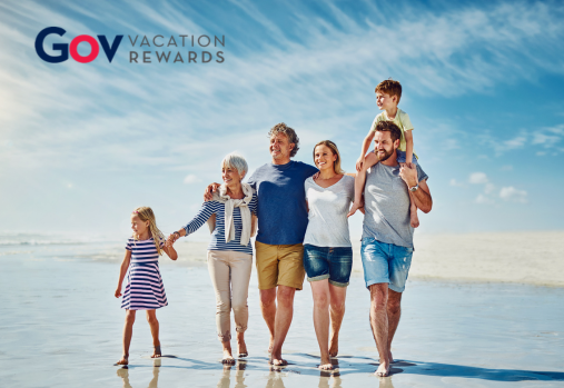 une famille à la plage, logo « Gov Vacation Rewards »