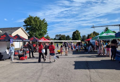 événement communautaire avec des familles et des kiosques