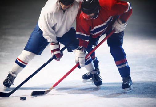 Deux joueurs de hockey sur la glace.
