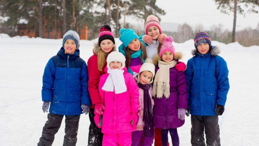 Enfants à l'extérieur en hiver