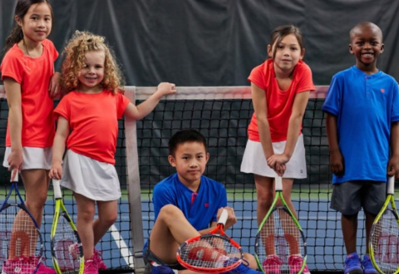 enfants jouant au tennis 