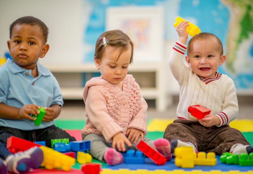 Des enfants qui s'amusent à bricoler