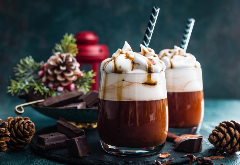 Chocolat chaud garni de crème fouettée.