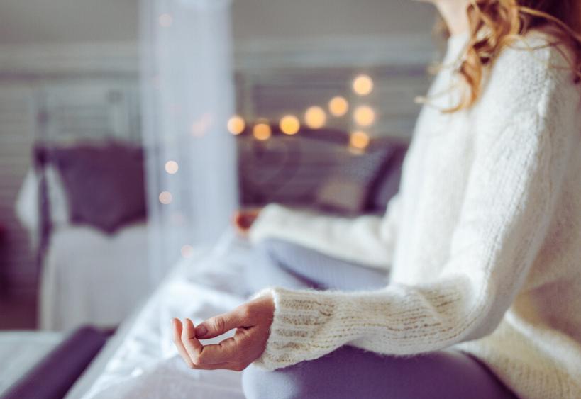 Femme pratiquant la pleine conscience