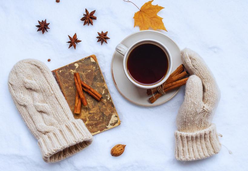 Tasse de café dans la neige