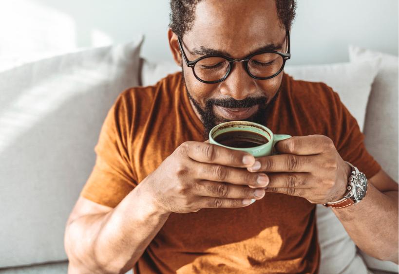Homme se détendant avec une tasse de café