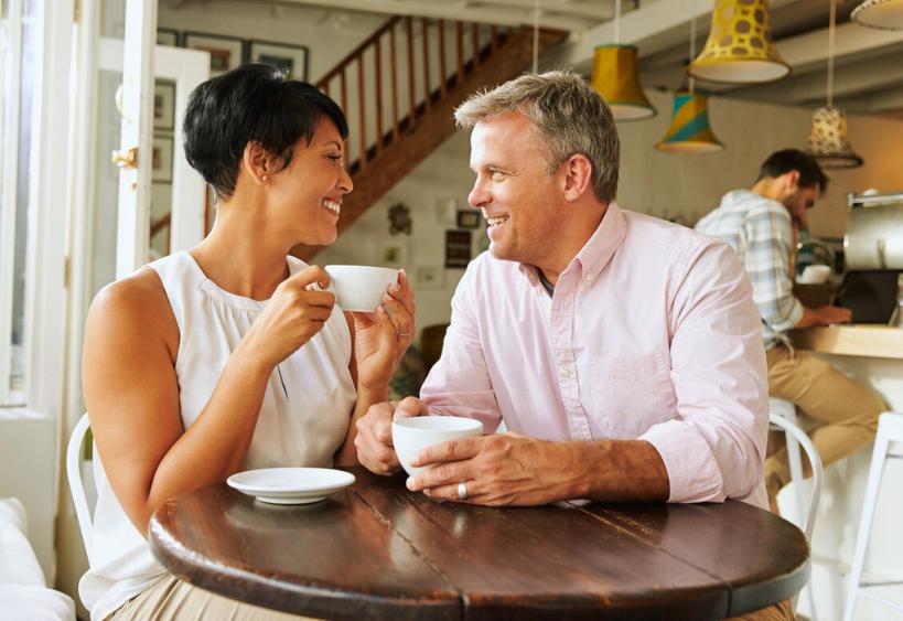 Un couple en pleine conversation