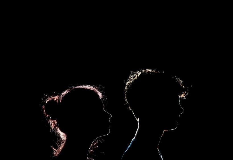 Silhouette d’une jeune femme et d’un jeune homme