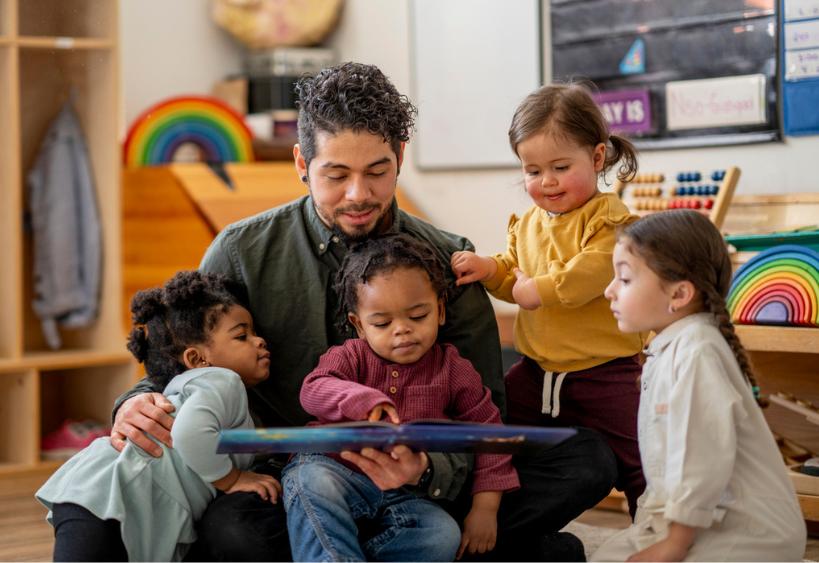 Jeunes enfants attentifs à une histoire