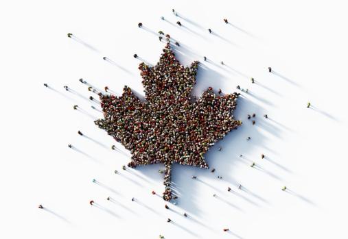 Une foule de personnes formant une feuille d’érable