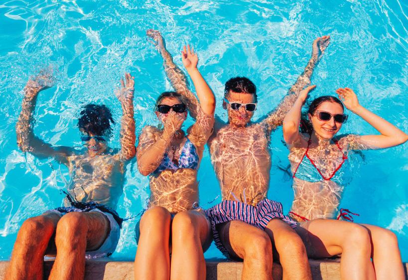 Ados en maillot de bain et lunettes de soleil dans la piscine