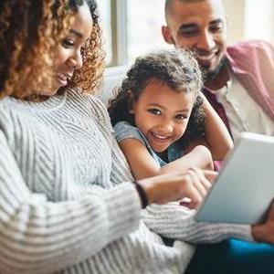 des adultes et un enfant tenant leurs mains en forme de coeur