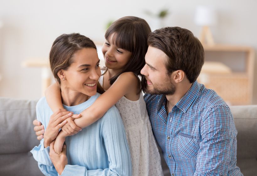 famille dans un sofa