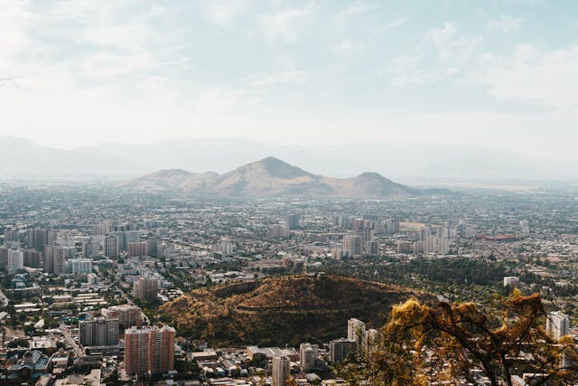 Vue aérienne de Santiago, au Chili, avec les montagnes en arrière-plan et le paysage urbain en contrebas.